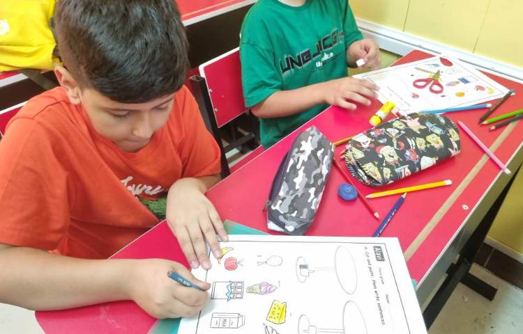 : انجام کاربرگ و جمله سازی با استفاده از تصویر خوراکی های مختلف 1