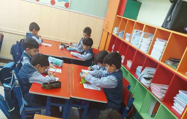 انجام کاربرگ و فعالیت دست ورزی به همراه رنگ آمیزی گل پسرای عزیزم 1