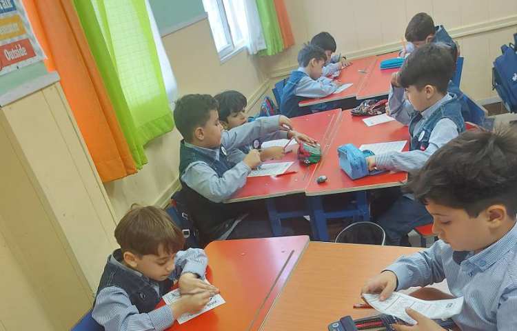 انجام کاربرگ و فعالیت دست ورزی به همراه رنگ آمیزی گل پسرای عزیزم 2