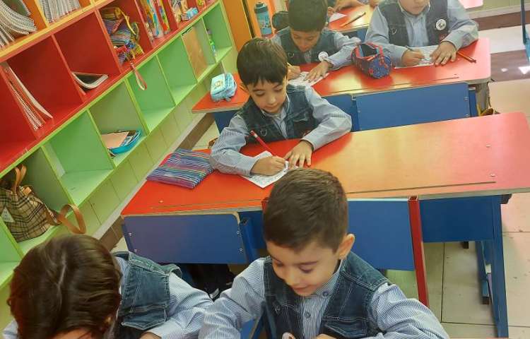 انجام کاربرگ و فعالیت دست ورزی به همراه رنگ آمیزی گل پسرای عزیزم