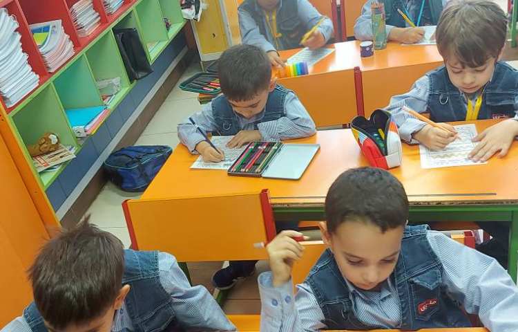 انجام کاربرگ و فعالیت دست ورزی به همراه رنگ آمیزی گل پسرای عزیزم