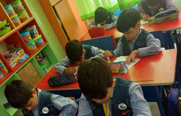 انجام کاربرگ و فعالیت دست ورزی گل پسرای عزیزم 1