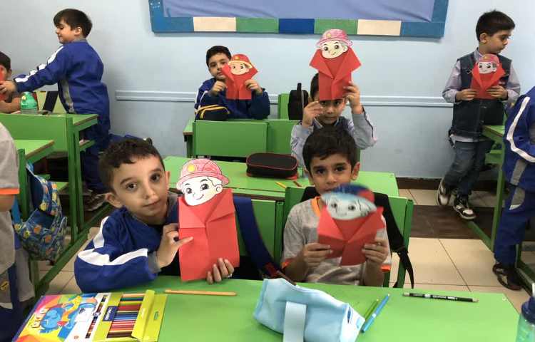 انجام کاردستی با موضوع روز آتش نشان 1