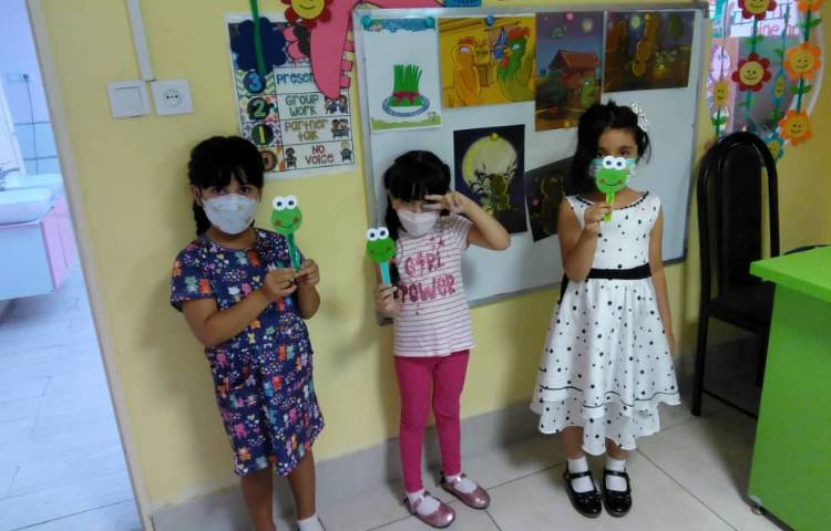 انجام کاردستی قورباغه با کاغذ با هدف تقویت مهارت دست ورزی و افزایش خلاقیت 1