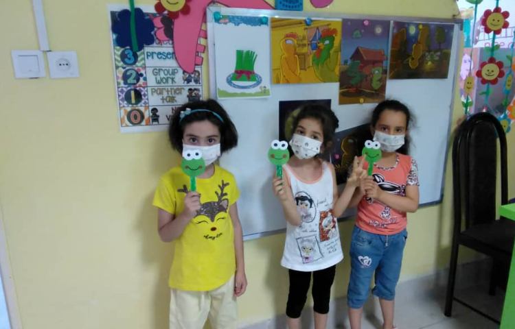 انجام کاردستی قورباغه با کاغذ با هدف تقویت مهارت دست ورزی و افزایش خلاقیت 2