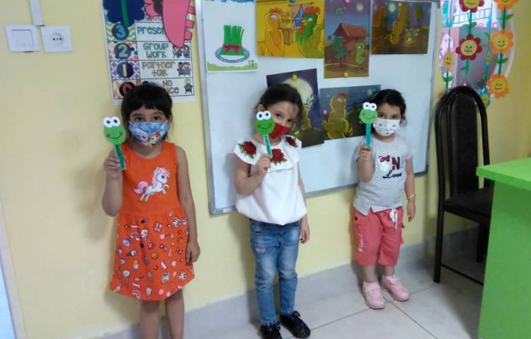 انجام کاردستی قورباغه با کاغذ با هدف تقویت مهارت دست ورزی و افزایش خلاقیت 3