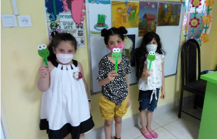 انجام کاردستی قورباغه با کاغذ با هدف تقویت مهارت دست ورزی و افزایش خلاقیت