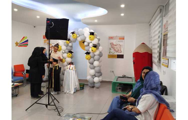 انداختن عکس فارغ التحصیلی پایه ی پیش دبستان وششم و جشن الفبا ی پایه ی اول 1