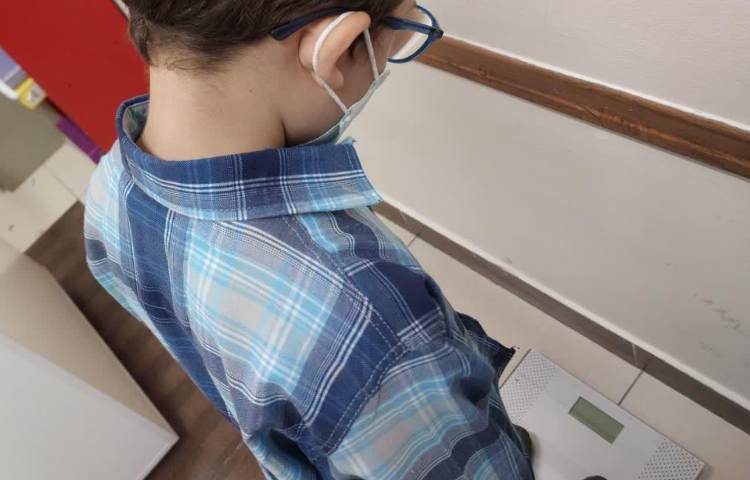 اندازه گیری قد و وزن دانش آموزان دبستان علوی 2