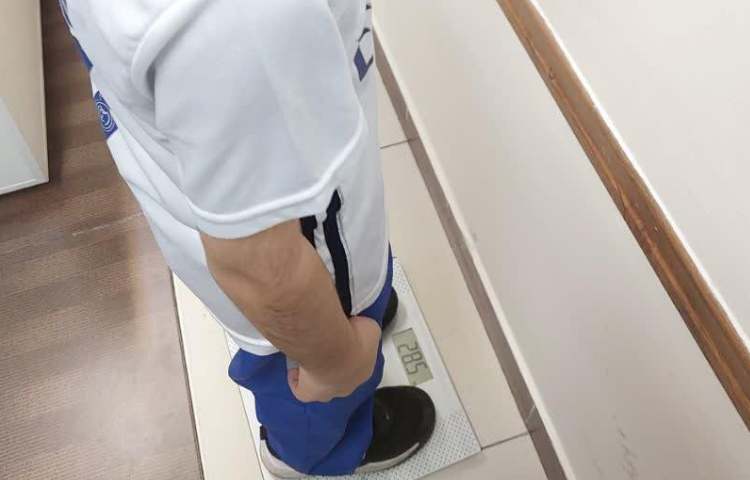 اندازه گیری قد و وزن دانش آموزان دبستان علوی 4