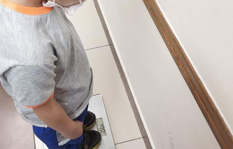 اندازه گیری قد و وزن دانش اموزان پیش و اول 4