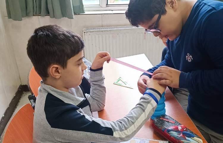 اندازه‌گیری محیط دایره با نخ یا روبان 1