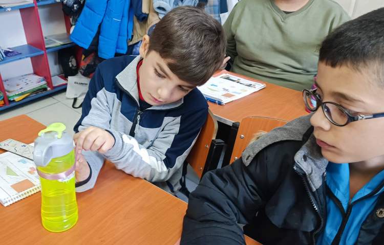 اندازه‌گیری محیط دایره با نخ یا روبان 2