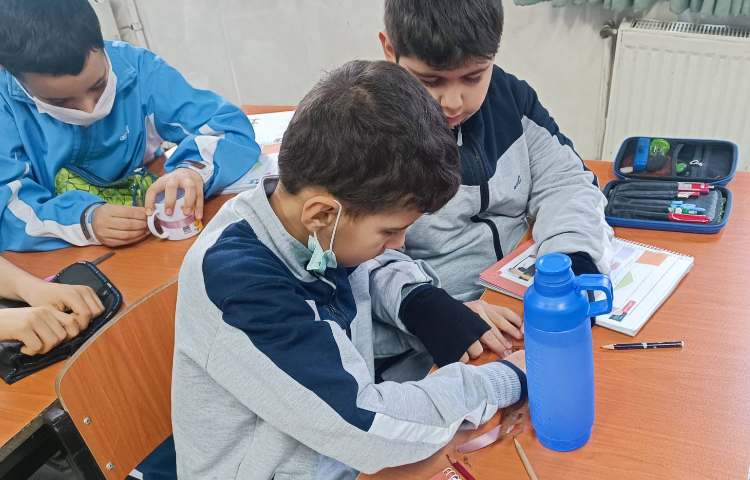 اندازه‌گیری محیط دایره با نخ یا روبان