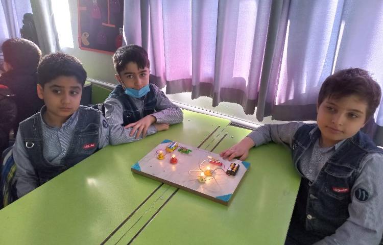 انواع مدارهای الکتریکی و ساخت اعصاب سنج با مشارکت دانش آموزان به صورت گروهی