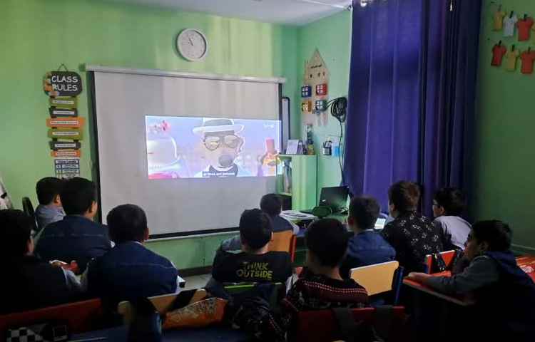 Cinema انیمیشن برای تقویت listening