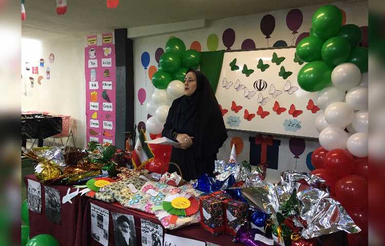 اهداء جوایز به نفرات برتر دبیرستان 1