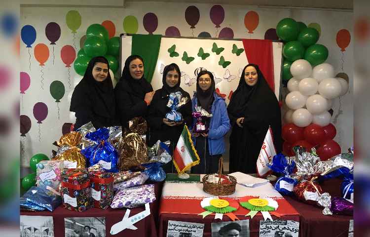 اهداء جوایز به نفرات برتر دبیرستان 4