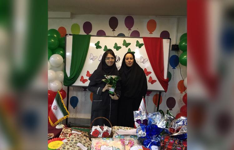 اهداء جوایز به نفرات برتر دبیرستان 5