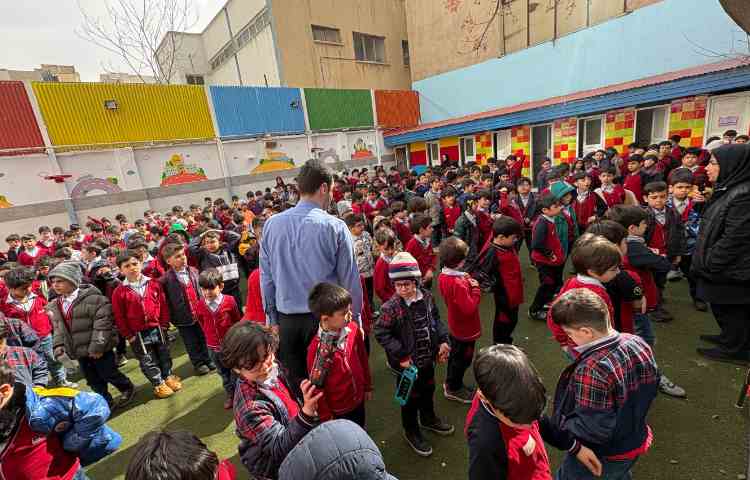 اهدای جایزه به دانش آموزان منتخب 8