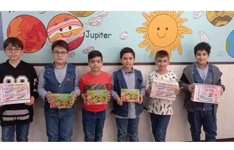 اهدای جایزه به دانش آموزان پر تلاش دبستان علوی 1