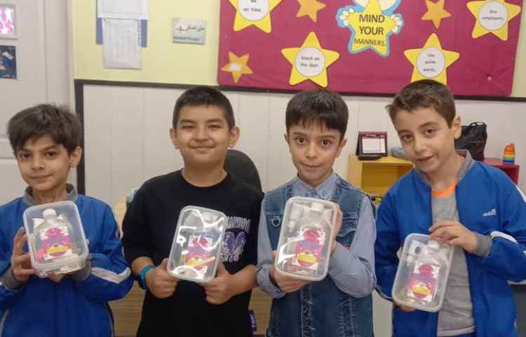 اهدای جایزه به دانش آموزان پر تلاش دبستان علوی 4