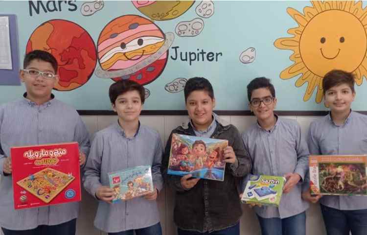 اهدای جایزه به دانش آموزان پر تلاش دبستان علوی 5