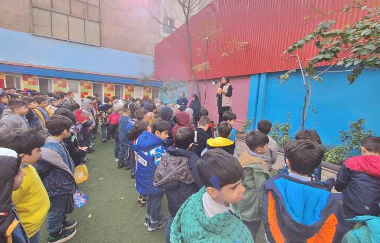 اهدای جایزه و کارت امتیاز به نفرات برتر شرکت کننده در هفته کتاب و کتابخوانی ( انگلیسی) 1