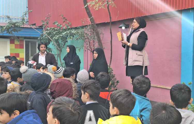 اهدای جایزه و کارت امتیاز به نفرات برتر شرکت کننده در هفته کتاب و کتابخوانی ( انگلیسی) 2