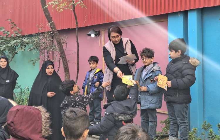 اهدای جایزه و کارت امتیاز به نفرات برتر شرکت کننده در هفته کتاب و کتابخوانی ( انگلیسی) 3