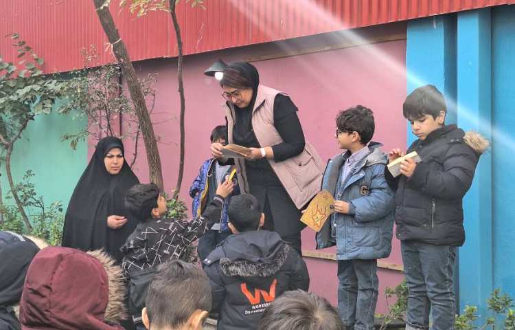 اهدای جایزه و کارت امتیاز به نفرات برتر شرکت کننده در هفته کتاب و کتابخوانی ( انگلیسی) 4