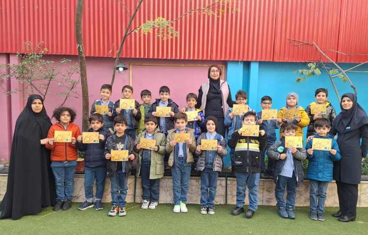 اهدای جایزه و کارت امتیاز به نفرات برتر شرکت کننده در هفته کتاب و کتابخوانی ( انگلیسی)