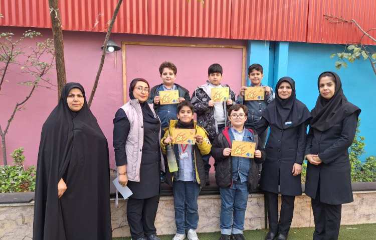 اهدای جایزه و کارت امتیاز به نفرات برتر شرکت کننده در هفته کتاب و کتابخوانی ( انگلیسی) 6