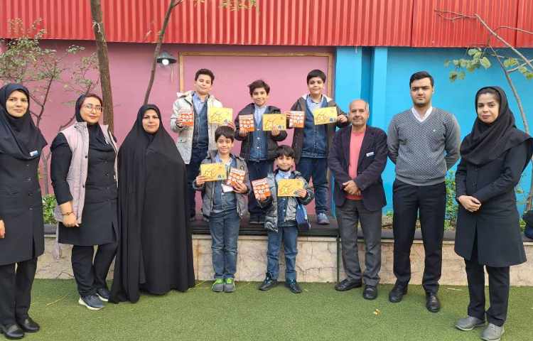 اهدای جایزه و کارت امتیاز به نفرات برتر شرکت کننده در هفته کتاب و کتابخوانی ( انگلیسی) 7