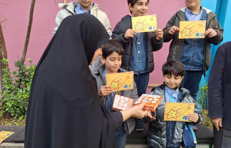 اهدای جایزه و کارت امتیاز به نفرات برتر شرکت کننده در هفته کتاب و کتابخوانی ( انگلیسی) 8