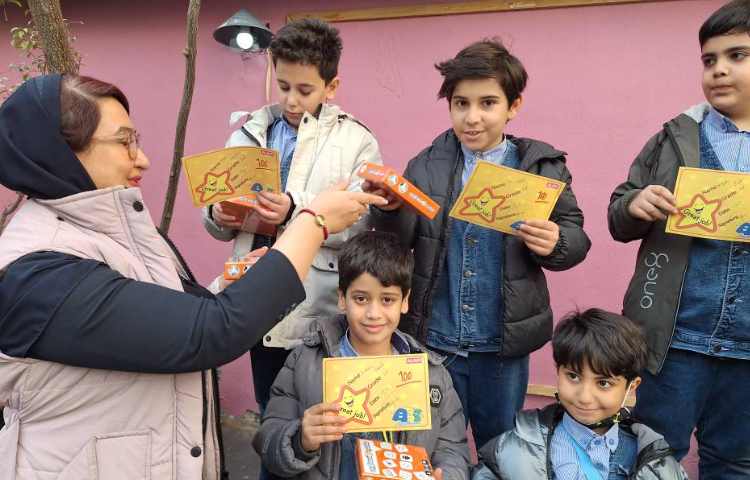 اهدای جایزه و کارت امتیاز به نفرات برتر شرکت کننده در هفته کتاب و کتابخوانی ( انگلیسی) 9