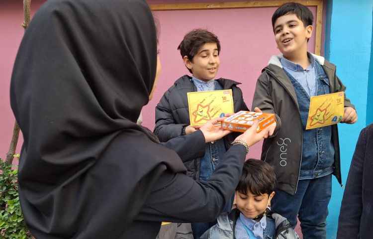 اهدای جایزه و کارت امتیاز به نفرات برتر شرکت کننده در هفته کتاب و کتابخوانی ( انگلیسی) 10