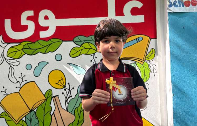 اهدای جوایز به دانش آموزانی که در چالش علوی شرکت کرده اند