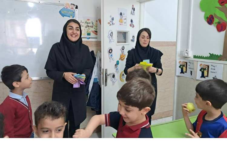 اهدای جوایز به دانش آموزان باهوش و فعال 1