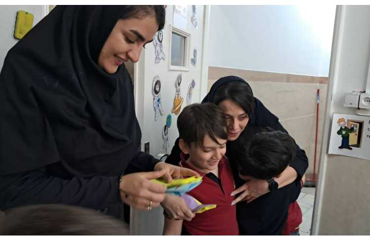 اهدای جوایز به دانش آموزان باهوش و فعال 2