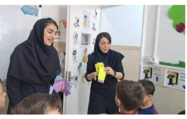 اهدای جوایز به دانش آموزان باهوش و فعال 3