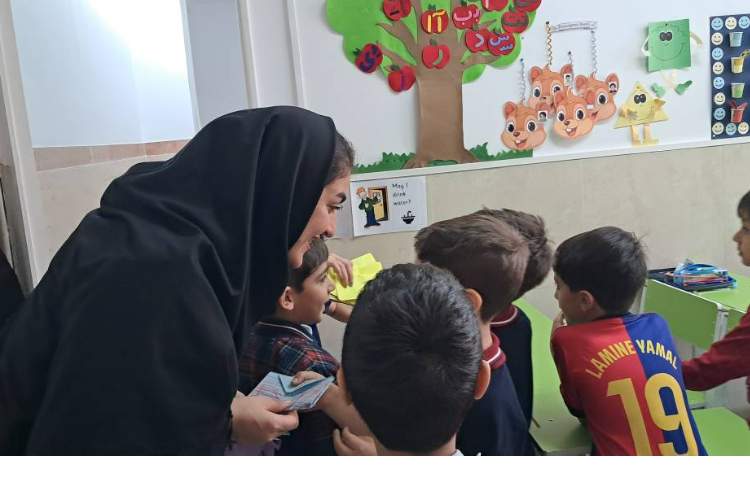 اهدای جوایز به دانش آموزان باهوش و فعال 4