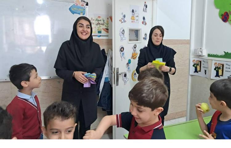 اهدای جوایز به دانش آموزان باهوش و فعال 5