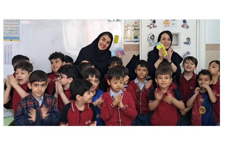 اهدای جوایز به دانش آموزان باهوش و فعال 6