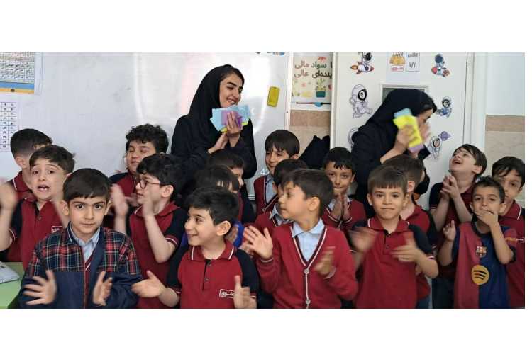 اهدای جوایز به دانش آموزان باهوش و فعال 7