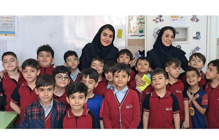 اهدای جوایز به دانش آموزان باهوش و فعال 8