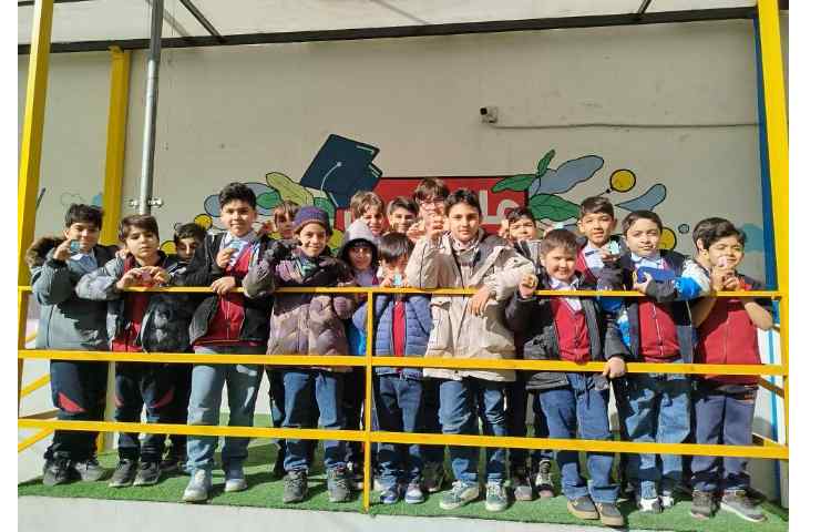 اهدای جوایز مسابقات فرهنگی و هنری درون مدرسه ای. 1