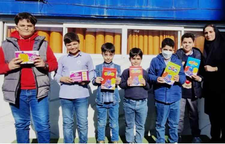 اهدای جوایز مسابقه مشاعره درون مدرسه ای 1