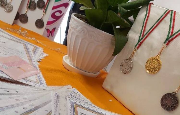 اهدای جوایز نفرات برتر آموزشی 3