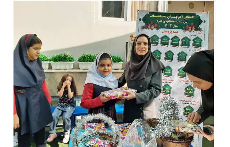 اهدای جوایز و مدال مسابقات بین شعب علوی 9